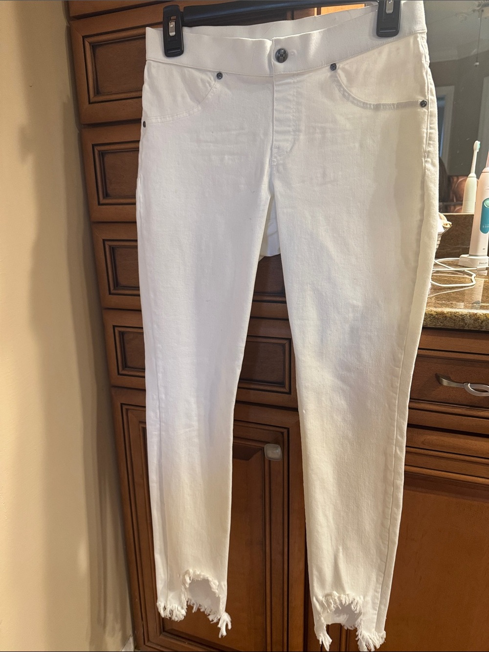 HUE White Skinny Jeans with Frayed Hem